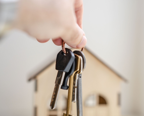 Someone holding a pair of house keys